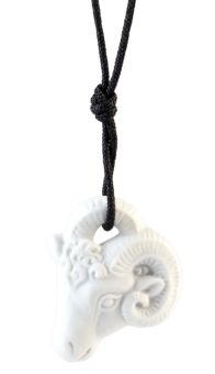 Meissen Anhänger Sternzeichen Widder, Weiß, Biskuit, 3,3 X 2,8 Cm 